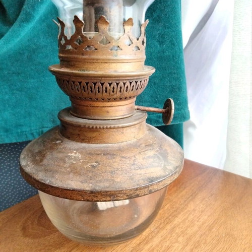 Antique oil lamp like new, brass or copper