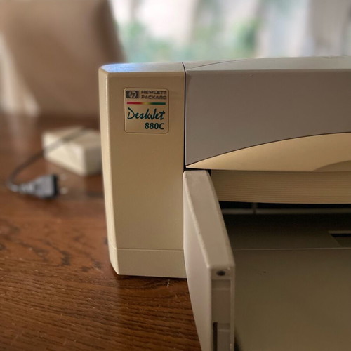 Deskjet 880C color printer used with cables and manual
