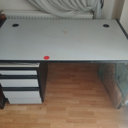 Desk in like-new condition