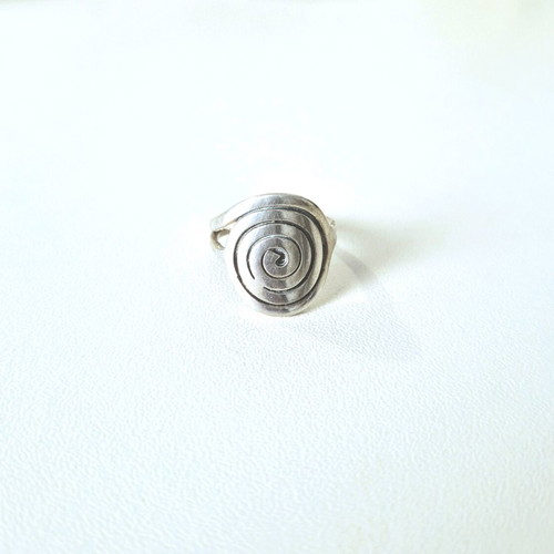 Silver s9.25 ring like new, silver color
