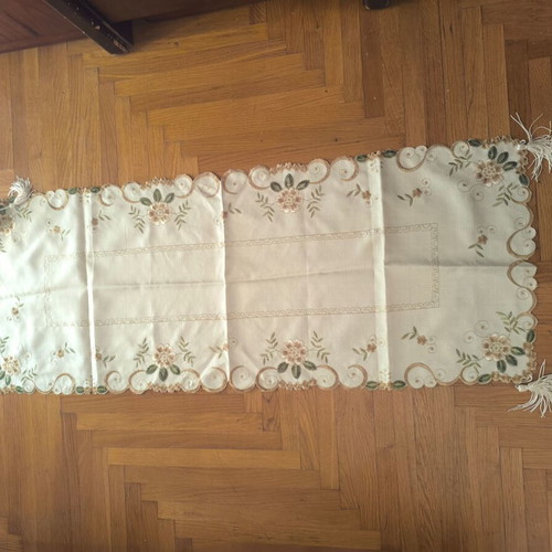 Tablecloth set like new with embroidered lace