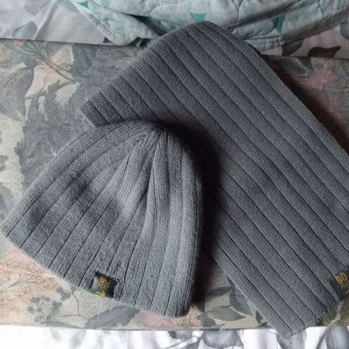 Gray hat and scarf set like new