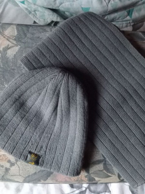 Gray hat and scarf set like new