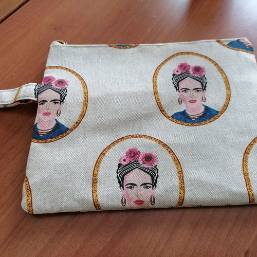 Toiletry bag with Frida Kahlo like new, beige