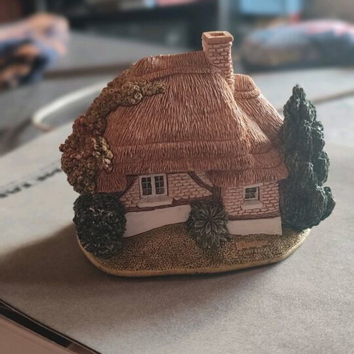 Lady Jane's Cottage collectible from Lilliput Lane series new