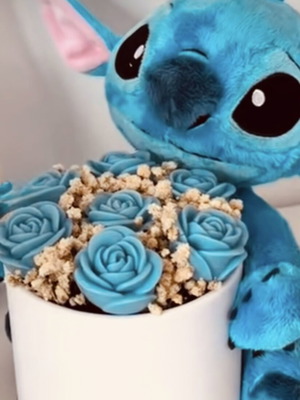 Stitch bouquet composition with customizable scent