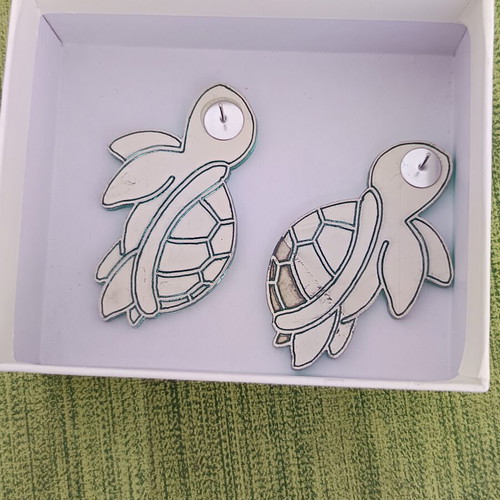 Plexiglass earrings turtle, like new, green color, stainless steel clasp