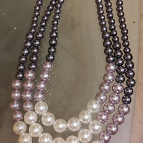 Impressive necklace with three rows of pearls new in white and gray