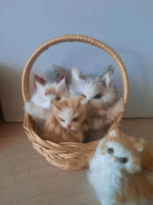 Реалистични котки употребявани с кошница за декорация
