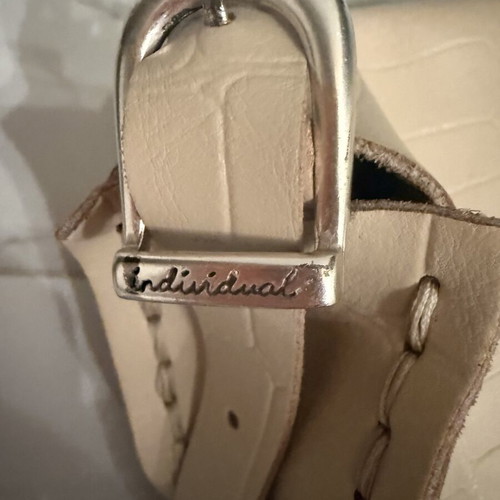 Individual leather bag like new, beige, hand-held