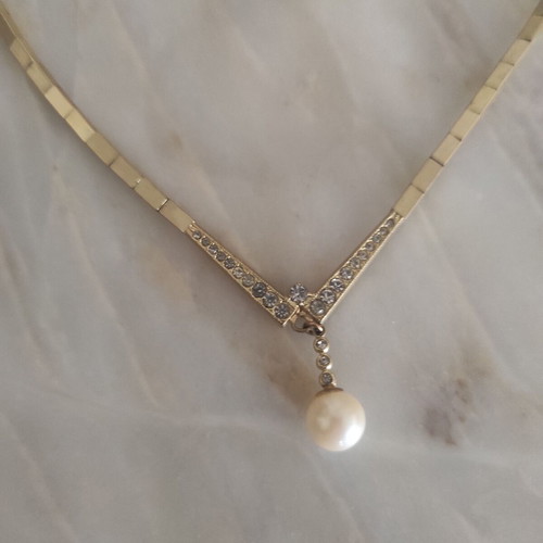 V-shaped necklace with stones and pendant pearl 45 cm used