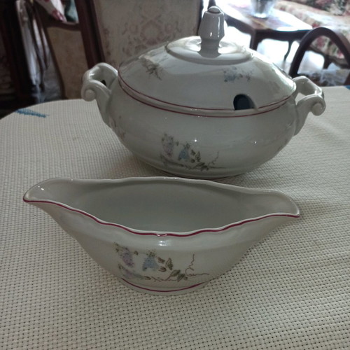 Porcelain soup tureen and sauce boat set very good condition, vintage