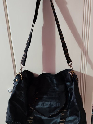 Flieda shoulder bag like new with wide logo strap