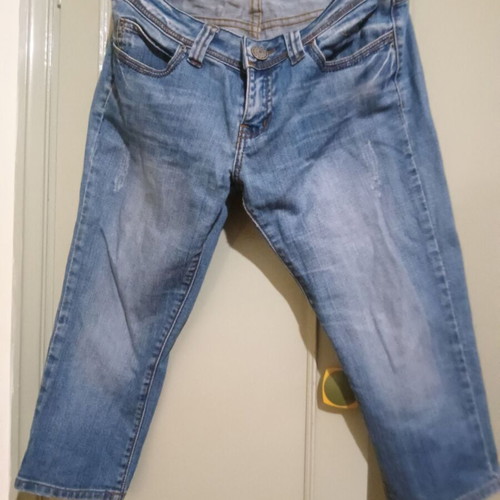 Women's denim capri jeans medium size like new, low rise