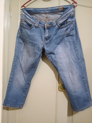 Women's denim capri jeans medium size like new, low rise