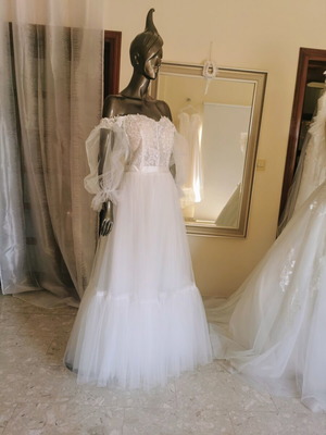 Wedding dress new, size large, off white