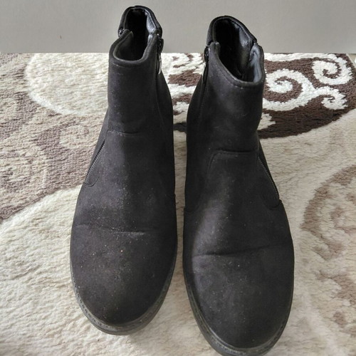 Suede boots size 38 like new with inner fur black