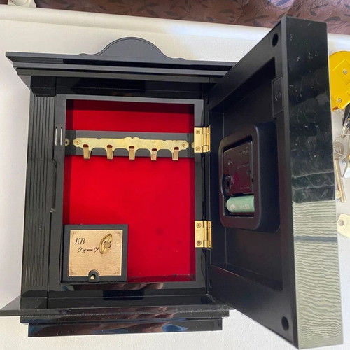 Key Box Digital Clock like new, music box mechanism