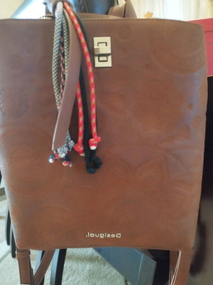 Τσάντα πλάτης Desigual καφέ σαν καινούργια με ανάγλυφο σχέδιο