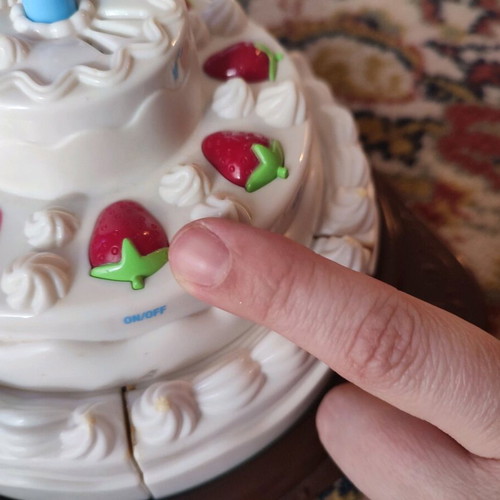 Toy cake used with music and light effects
