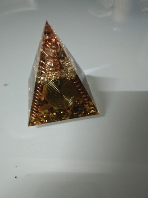 Μεταφυσική οργονική πυραμίδα με λίθο Tiger Eye και χάλκινη σπείρα