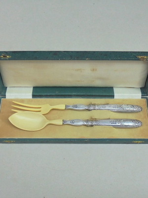 Κουτάλι και πιρούνι σαλάτας κοκάλινα με επάργυρη λαβή γαλλικής κατασκευής τέλη 19ου αιώνα