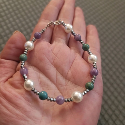 Handmade bracelet new with pearls, nephrite stones and silver clasp 925