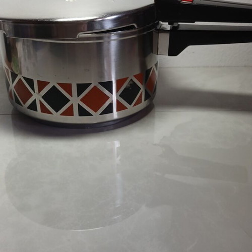 Pressure cooker used, lid needs repair, missing handle, small crack