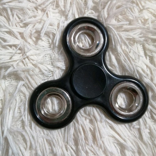 Fidget spinner used, 7.5 x 5.5 cm