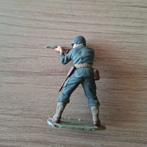 Vintage plastic military toy soldiers used, scale 1:32