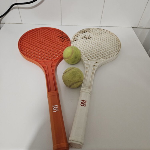 Tennis rackets R6 like new, set of 2 with 2 balls