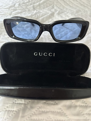 Gucci sunglasses like new, black frame with blue lens