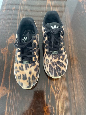 Adidas athletic shoes like new, size 35