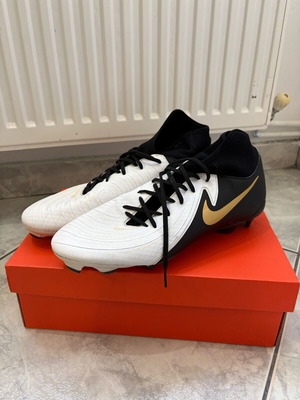 Ποδοσφαιρικά Nike σαν καινούργια, άσπρα και χρυσαφί, μέγεθος 45.5