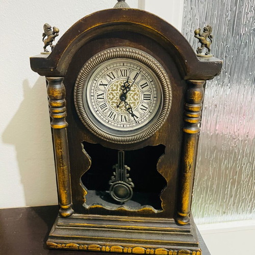 Vintage wooden decorative clock with pendulum like new
