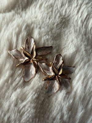 Flower earrings new, white