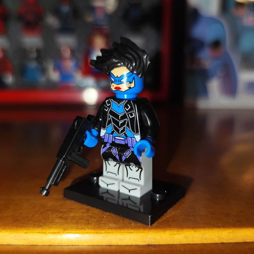 Bluebird DC Comics figure like new with stand and smg