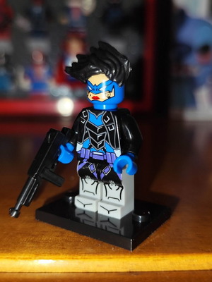 Bluebird DC Comics figure like new with stand and smg