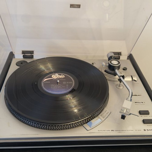 Sanyo turntable with extra preamplifier