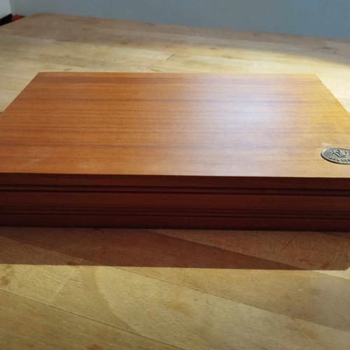 Dal Negro wooden case like new with chips and playing cards