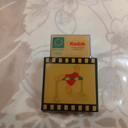Pin Athens 2004 Olympic Games Kodak like new, collectible hurdles badge