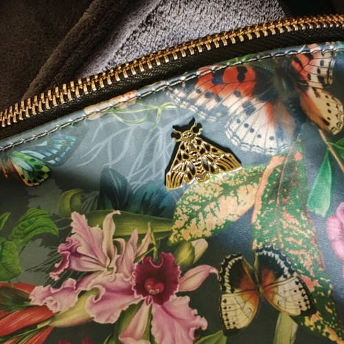 Medicine waist and shoulder banana bag like new, multicolor green