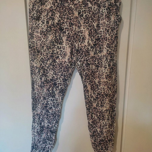 Summer pants used, medium size Bershka with purple and pink details
