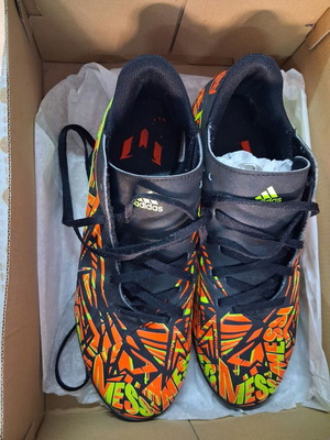 Adidas ποδοσφαιρικά σαν καινούργια, μέγεθος 42 2/3, πολύχρωμα