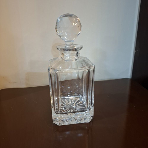 Crystal decanter like new with faceted stopper and starburst pattern