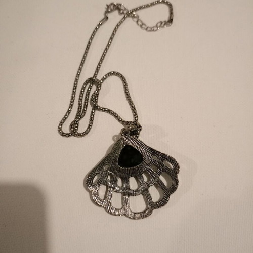 Women's necklace used with green stone and silver details