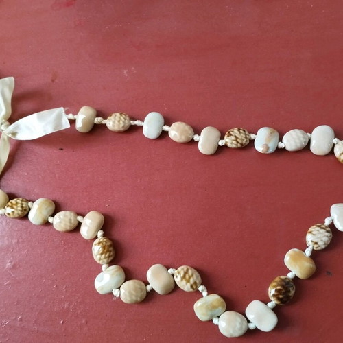 Necklace 40 cm stone with animal print and satin tie new, beige