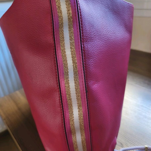 Axel shoulder bag large like new, fuchsia
