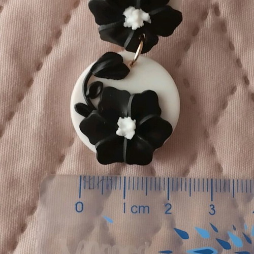 Earrings with flowers like new, black and white plastic