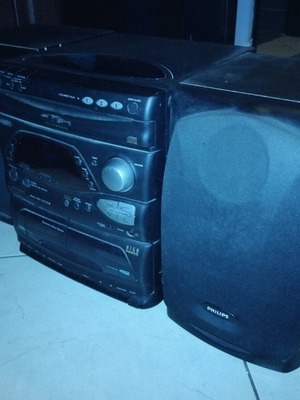Philips FW365C/22 Mini Hi-Fi Stereo System used with CD, cassette, radio